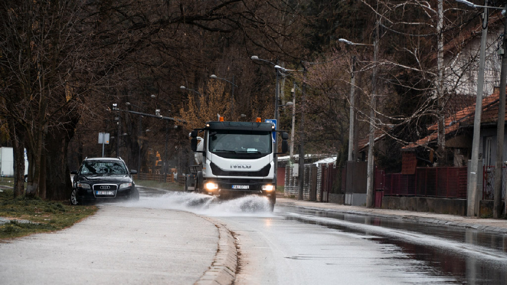 Čiščenje ulica za vreme policijskog časa foto Vasilije Ristović